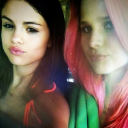ashley_benson_e_selena_marie_gomez.png